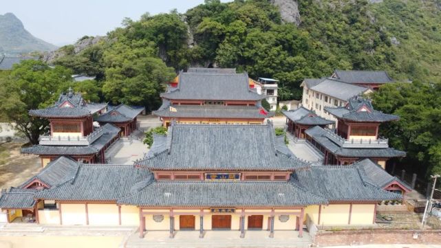 開山寺位於柳州市柳城縣鳳山鎮對河村網山西南麓下,又名壽佛寺,始建於