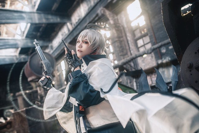 《明日方舟》送葬人cos,场景用心,光线洒下来时很有感觉_腾讯新闻
