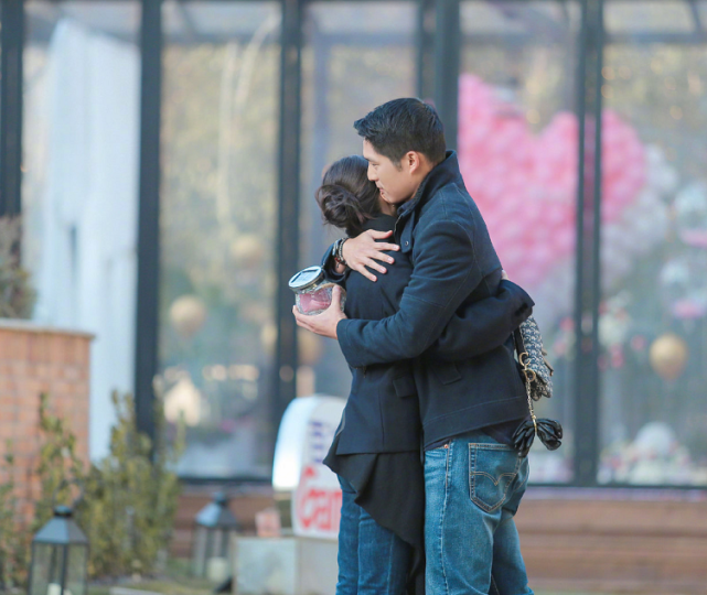 王子文吴永恩真是甜出圈了牵手走红毯还不算逛街还被网友偶遇