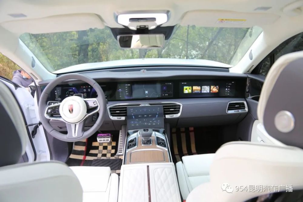 在内饰上,红旗e-hs9不再像前辈那样一谓的追求庄重.