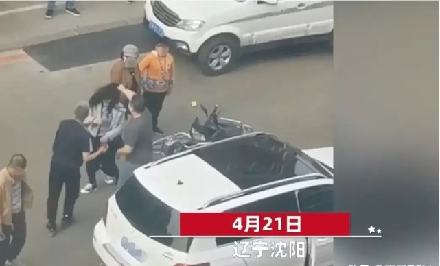 开豪车就高人一等 辽宁两大男人殴打一电动车女子致满脸是血 腾讯新闻