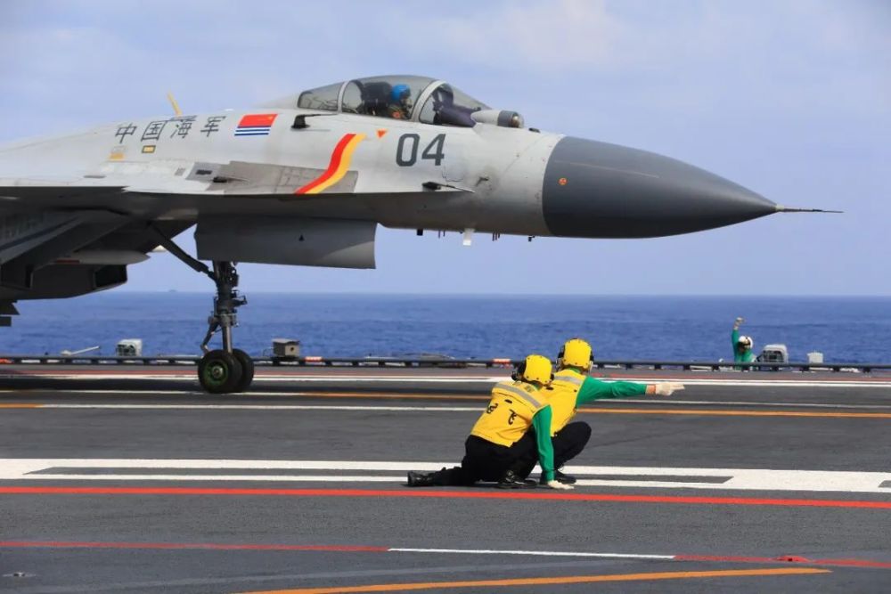 4月,辽宁舰航母编队穿越第一岛链,在台湾周边海域进行例行性训练,检验