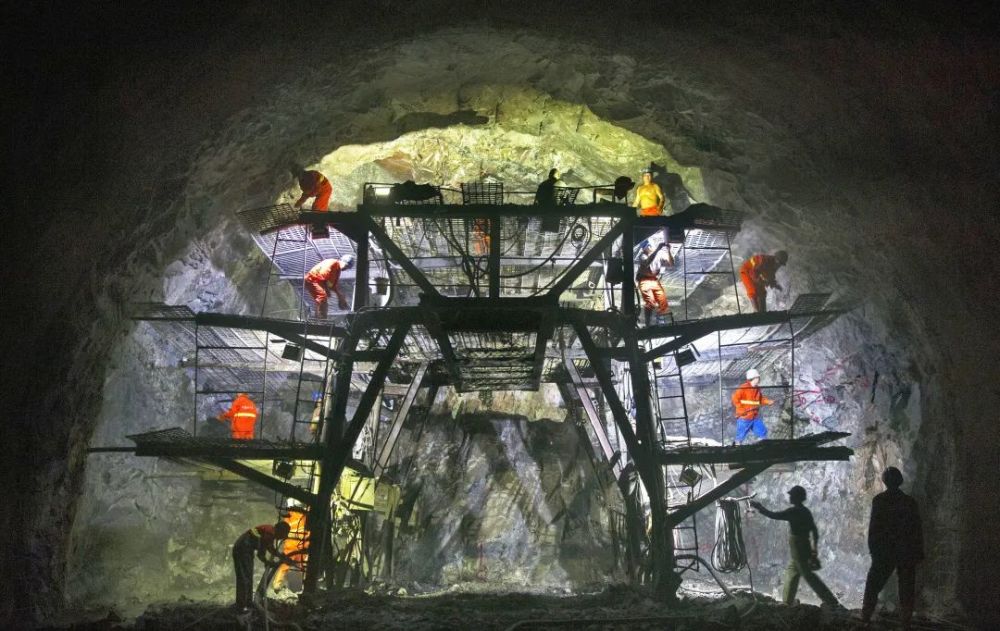 后来被国际土力学会议正式命名为新奥地利隧道修建方法,简称新奥法