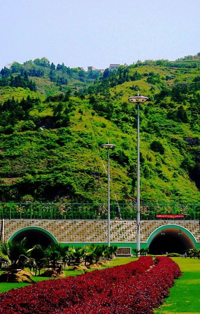 1999年底建成通车它就是甬台温高速公路大溪岭—湖雾岭隧道浙江的单体