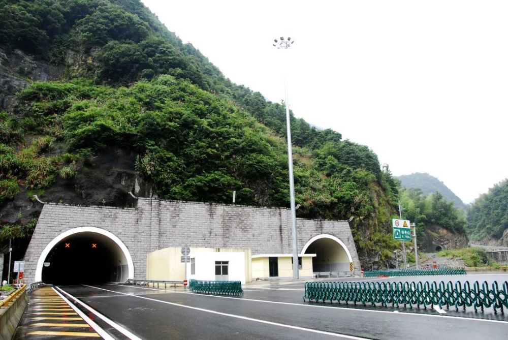 富阳大盘山隧道出入口图片