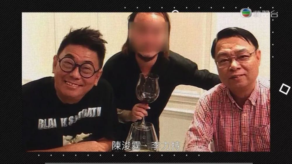 不过在小区里装富豪还不够,黎伟业又进入娱乐圈,斥资制作网络饮食节目