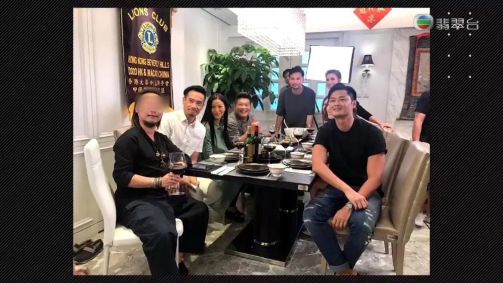 不过在小区里装富豪还不够,黎伟业又进入娱乐圈,斥资制作网络饮食节目