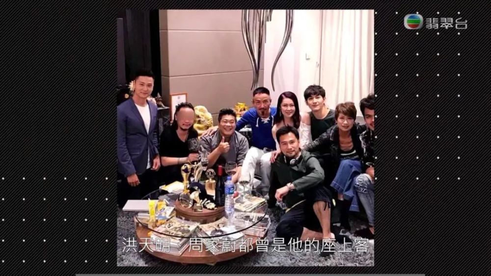 不过在小区里装富豪还不够,黎伟业又进入娱乐圈,斥资制作网络饮食节目