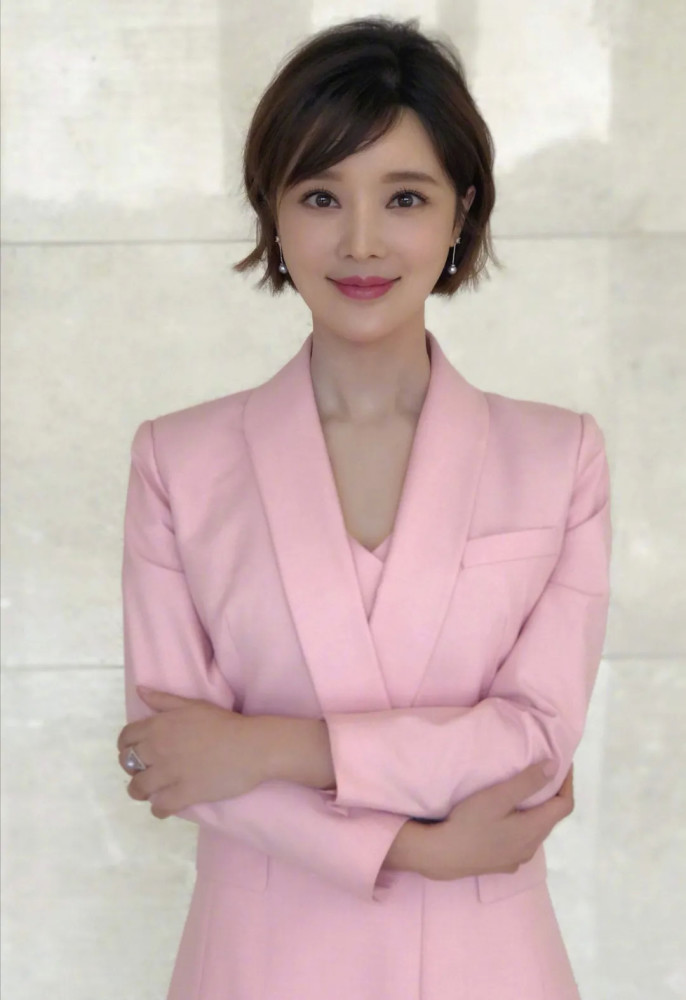 央视美女主持人胡蝶,二胎产后首亮相,脸部浮肿身材胖了一圈_腾讯新闻