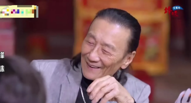 为什么谢贤不摘墨镜看过他在节目中的脸部特写你就全明白了