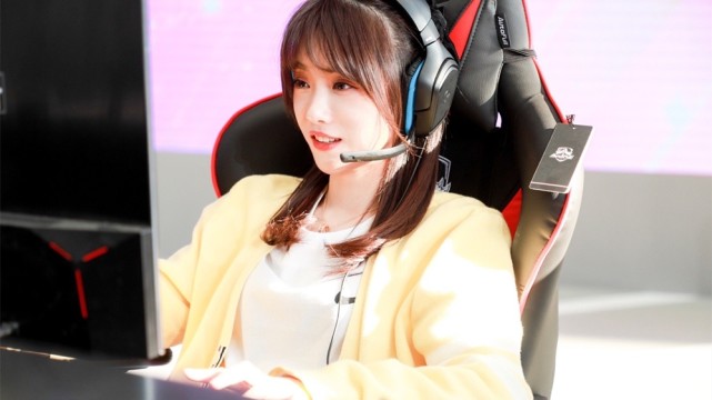 小钰晒出罕见清凉照泳池派对钰来袭rookie拍照技术加强了