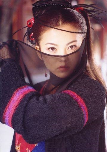 顾名思义,李湘饰演的江湖女子李翠莲,除了行侠仗义严惩贪官污吏之外