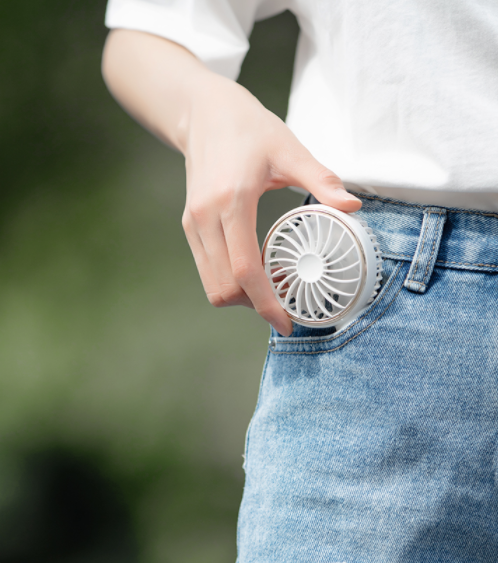 benks迷你小风扇是真的迷你!可以说还没有一个小女生的手掌大.