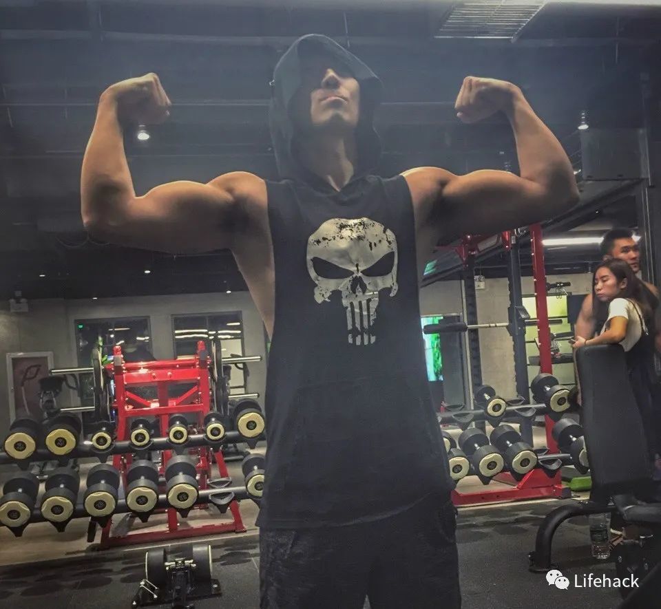 练完后肌肉充血膨胀,穿上紧身衣玩自拍,活脱脱教练的即视感!