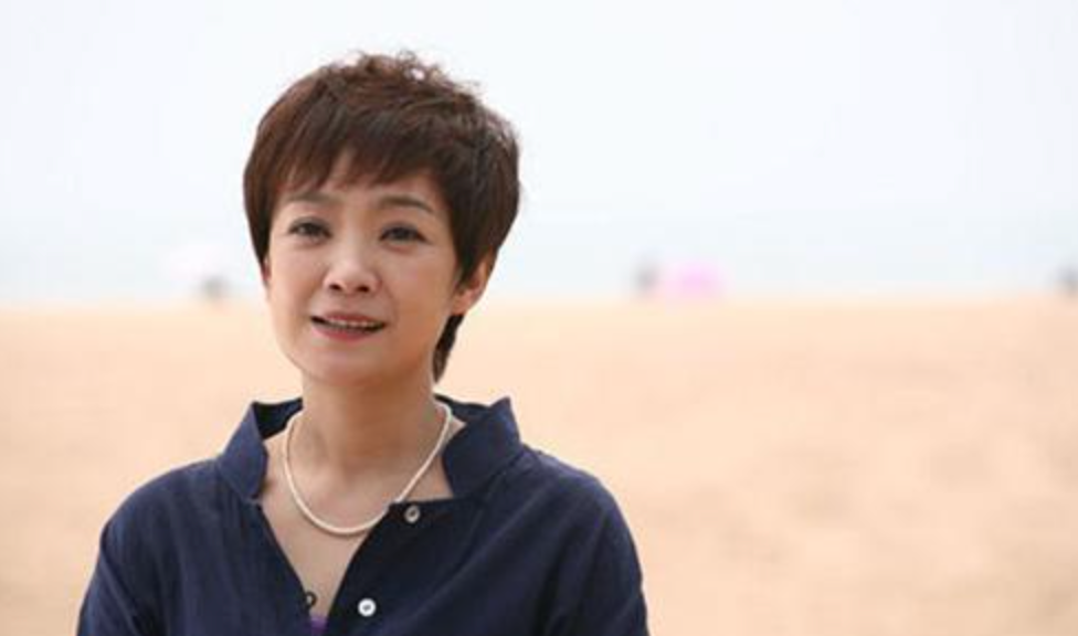 有了孩子就有了牵挂,王海燕选择退隐,专心照顾家庭和孩子,亲自陪伴