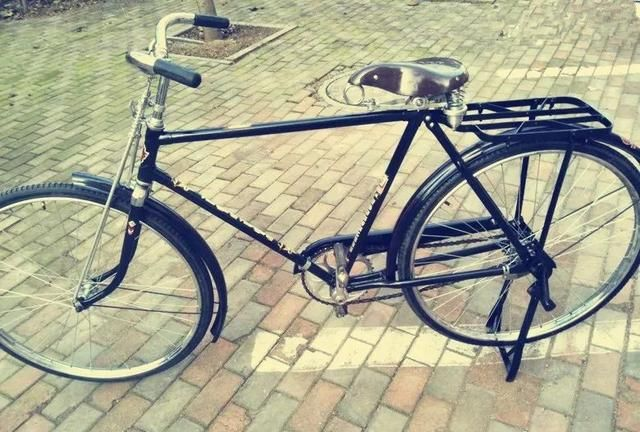 这款自行车为了适配青岛路况设计有脚闸往后一蹬就能停在半岛都市报的