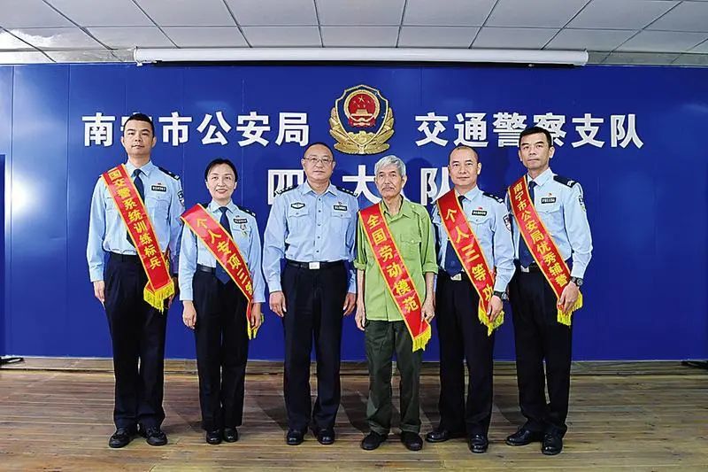 南宁一交警退休19年后仍坚持上班我的信念不会褪色