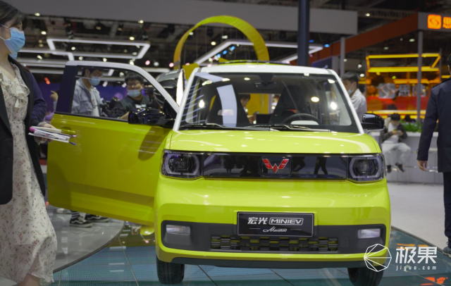 更令人惊喜的是,五菱首款新能源敞篷车——宏光mini ev cabrio也正式