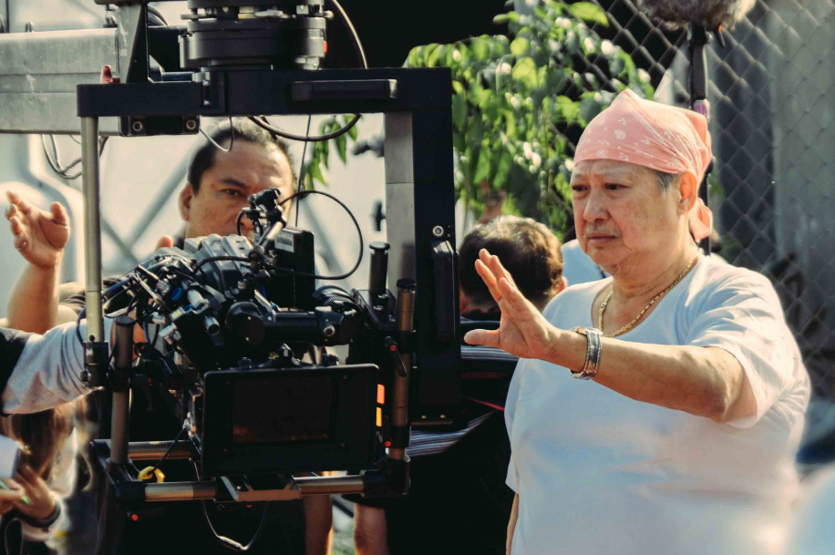 老戏骨元华近况曝光67岁高龄仍拼命捞金却被身旁美女秀美腿抢风头