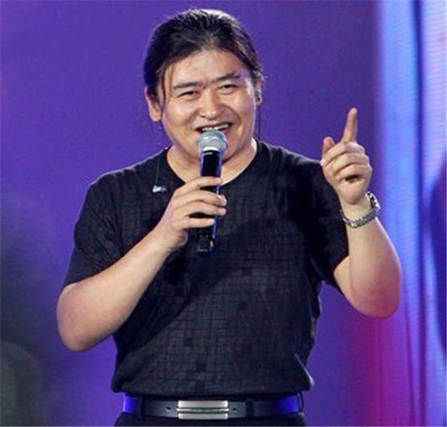 提起刘欢总会想到他没有脖子还扎着小马尾辫的样子,零八年奥运会上