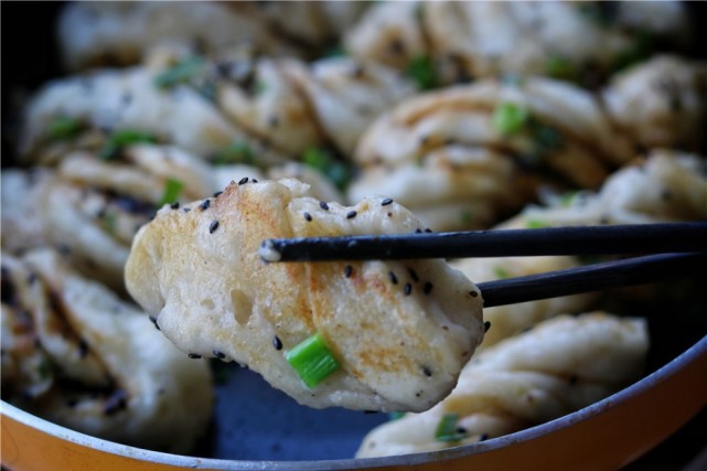 11,等到水差不多干了,再小火烙一会,看看底部变焦了就好了.