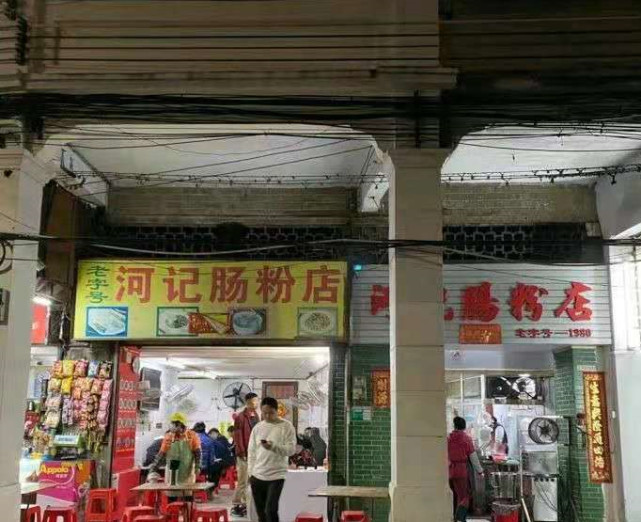 廣東這家老字號腸粉店,環境差態度惡劣,食客為何還上趕著排隊吃