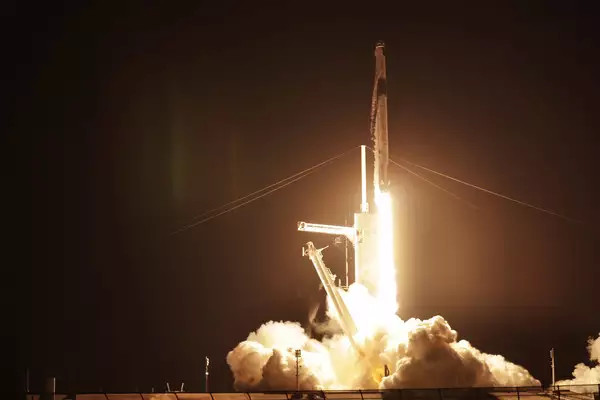 spacex火箭成功发射,把4名太空人送上太空|猎鹰9号火箭|太空探索科技