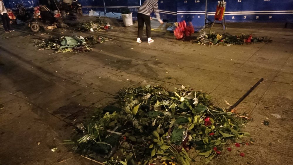 小姑娘们把花和春天送给喜欢的人 肖战把春天献给这座英雄城市 腾讯新闻