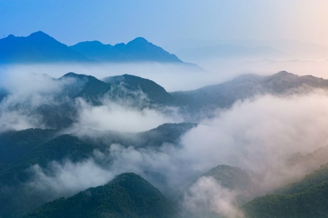 连绵的青山在云海中若隐若现.李春梅 摄晨曦中的云海美不胜收.