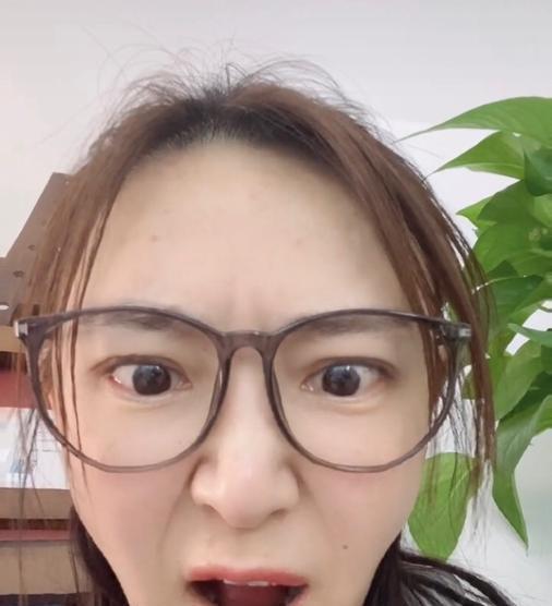 济公游本昌近照消瘦引担忧牙齿半白半黄87岁眯眼坚持看剧本