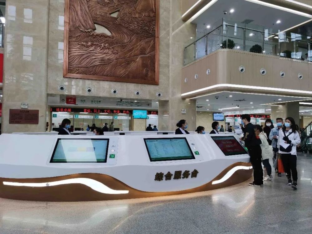 甘肃省人民医院:不管是人工导诊台,门诊一站式服务中心,综合服务台