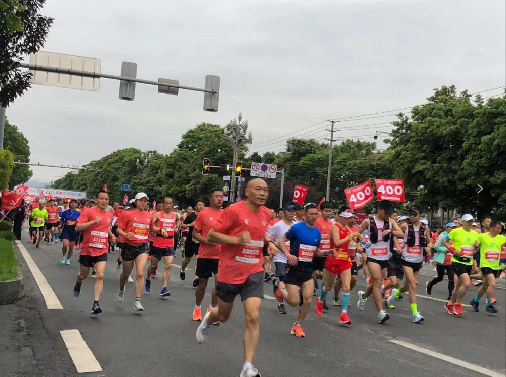 迎着朝阳出发2021成都双遗马拉松起跑两万名跑者奔向赛道