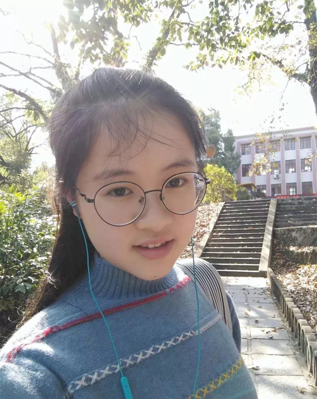 福建美女学霸真棒初中立志高考上北大后来学校奖励5万元