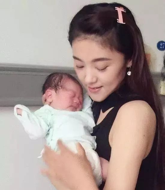 玖月奇迹全家福曝光,郎才女貌,女儿小玖月很是非常可爱