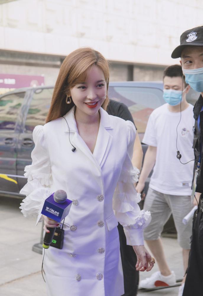 金莎穿汉服走秀,想象自己是皇后娘娘,正红口红明艳动人