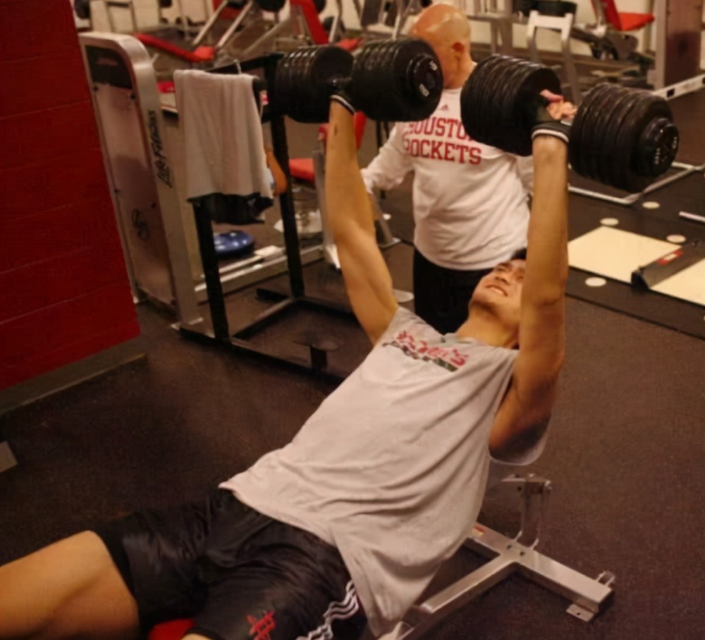 周琦卧推,易建联卧推,姚明卧推,没有对比就没有尴尬