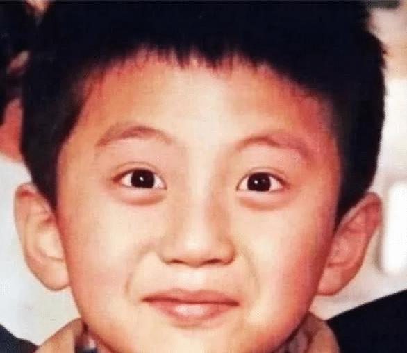 小时候的邓超学习成绩非常好,从小就特别喜欢看书,常年获得三好学生