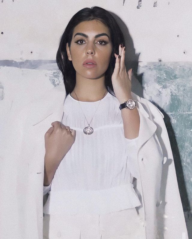 打开腾讯新闻,查看更多图片 >当地时间4月24日,乔治娜·罗德里格斯在