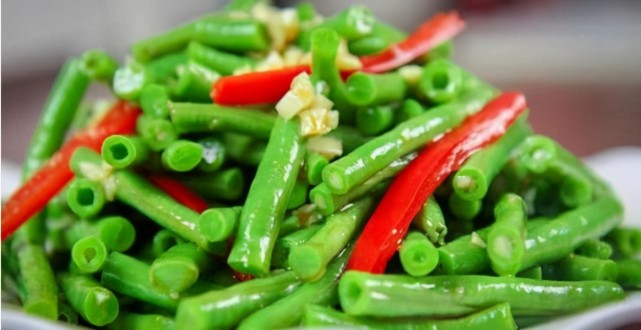 凉拌豆角,直接放蒜泥就错啦,大厨教你这样做,清口解腻下饭下酒_腾讯网