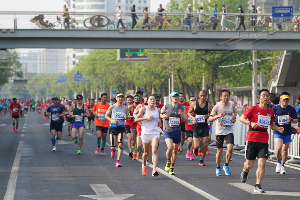 (体育)2021年北京半程马拉松赛举行(2)