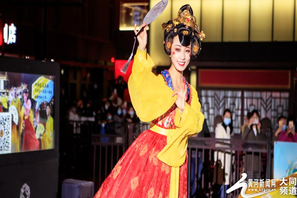 据了解,"不倒翁小姐姐"甜甜圈本名高红梅,来自西安,在2019年"双十一"