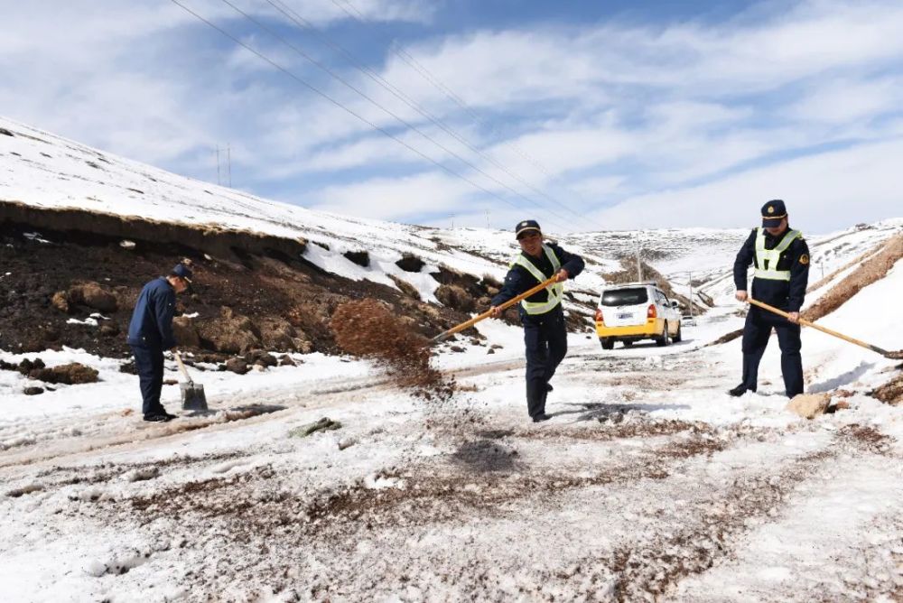 《雪域公路人 2016年3月27日,甘南路政人员在执法检查途中,朝雪路上