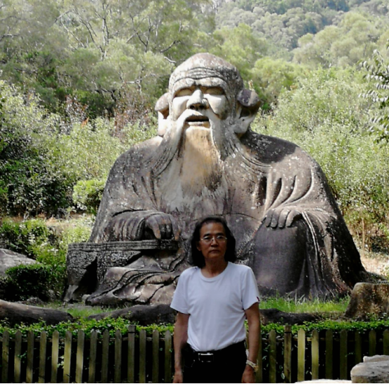 刘国恩(九头山人),1960年生于辽宁本溪.