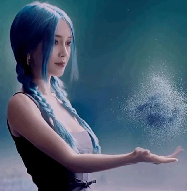 杨颖蓝发人鱼姬造型曝光,眼神充满神秘,是在逃人鱼公主本人