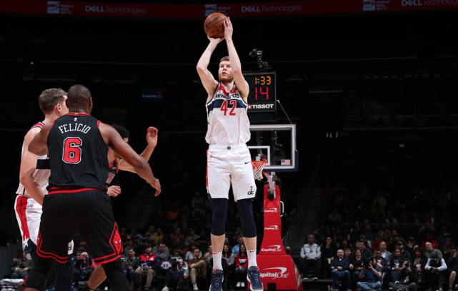 5场比赛21记三分球队豪取7连胜他是双枪之外最大功臣