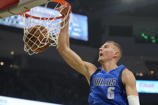 NBA：独行侠VS湖人，浓眉被波尔津吉斯完爆，湖人恐遭三连败