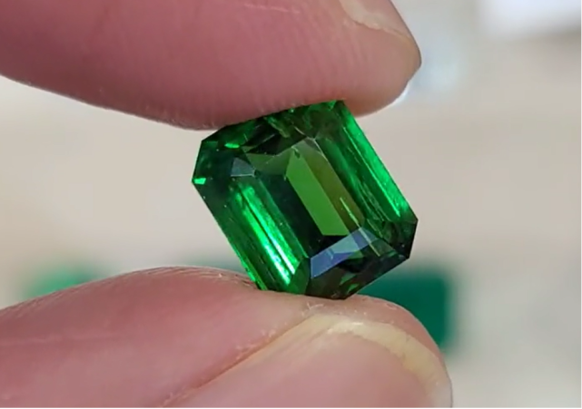 解读世界知名宝石绿柱石它不只是绿色应该是五彩缤纷
