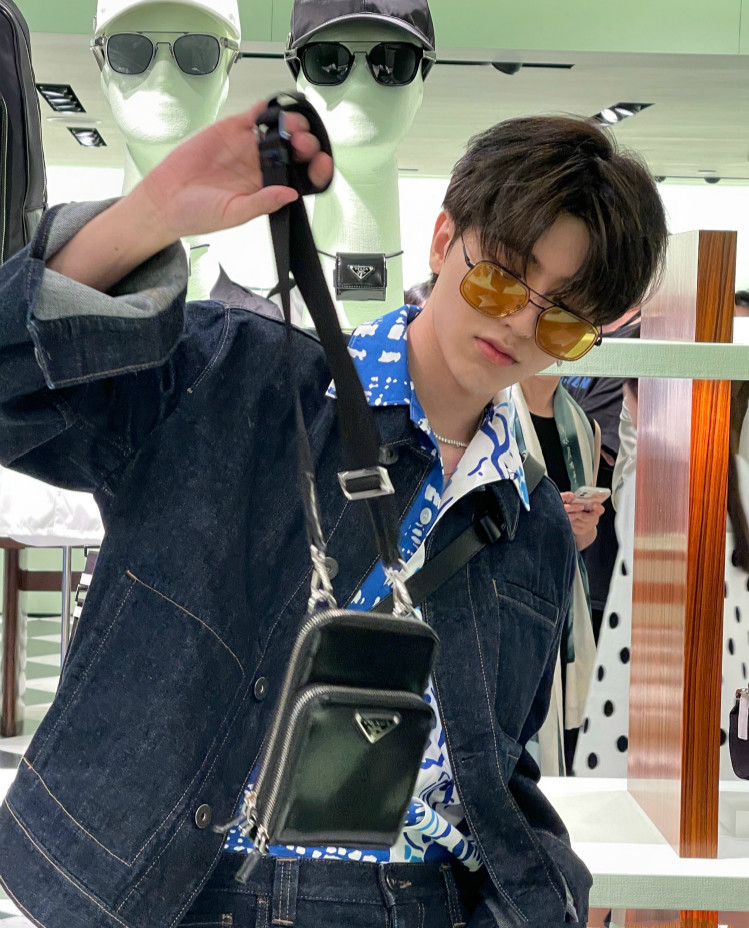 你别说蔡徐坤戴墨镜照镜子 采访 合照 打招呼 拍照,prada探店路透图