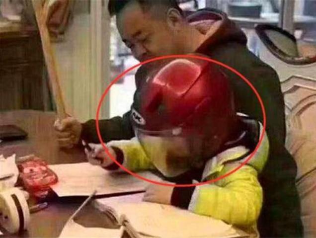 爸爸教7岁儿子写作业辅导工具太抢眼网友同款老公