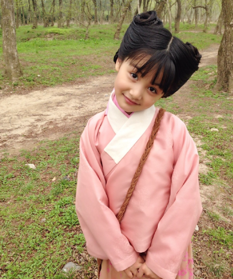 刘诗诗饰演的女主允贤的童年时期就是张籽沐扮演的,此时年纪更小